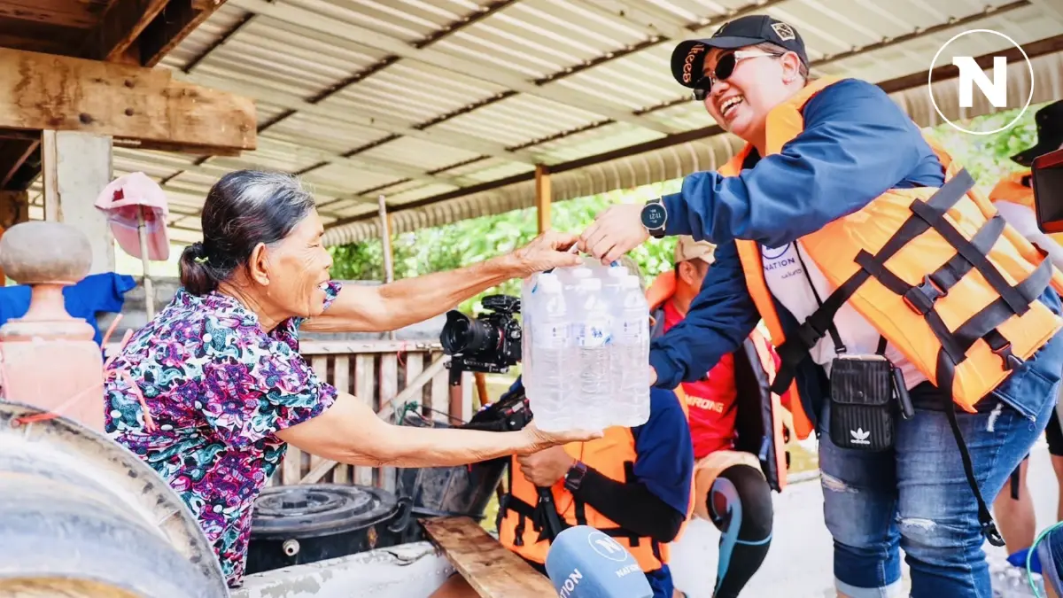 "เนชั่นปันน้ำใจ" ช่วยวิกฤตน้ำท่วมสุโขทัย ลงพื้นที่ช่วยเหลือชาวบ้านถูกน้ำท่วม