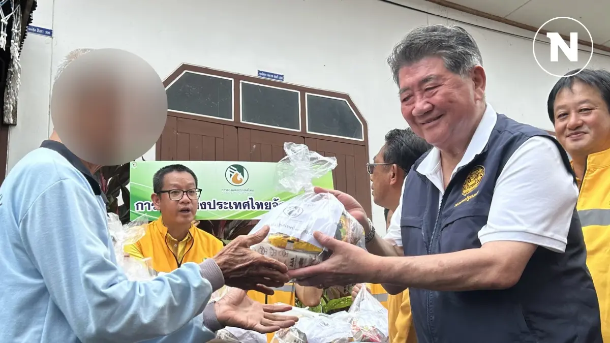 "ภูมิธรรม" ลุยตรวจน้ำท่วม พร้อมมอบถุงยังชีพชาวน่าน