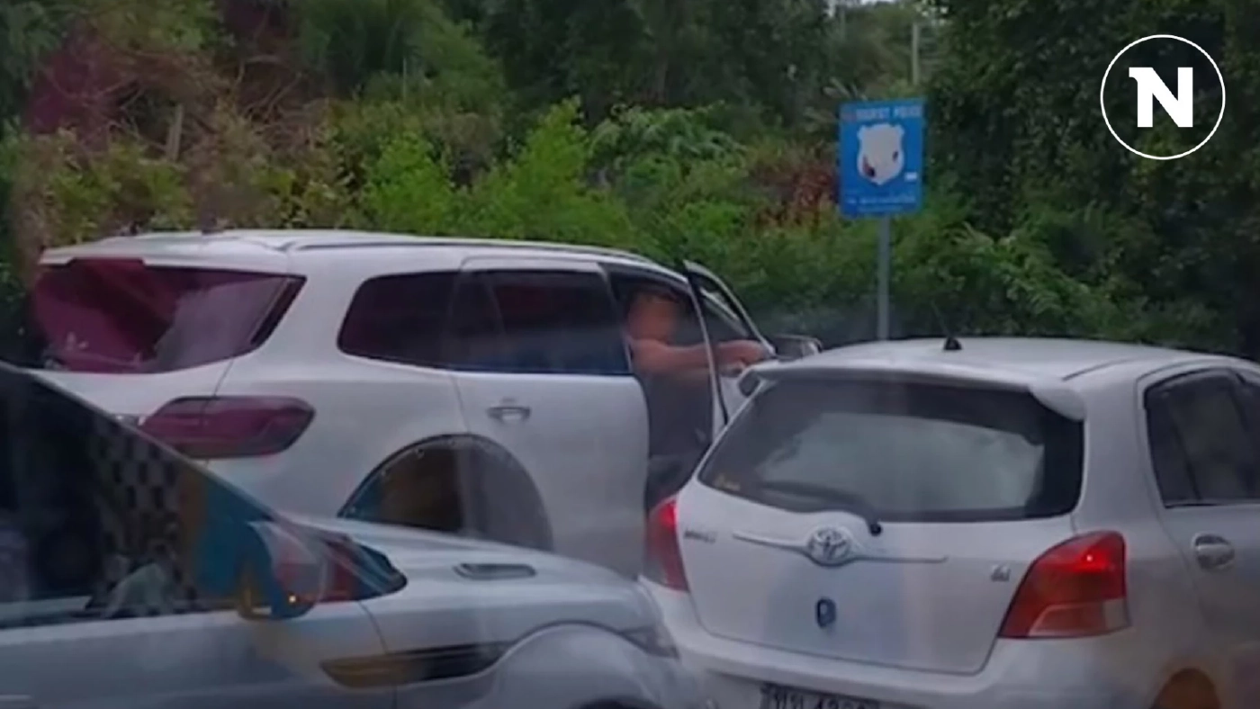 แชร์สนั่น จีนหัวร้อนชักมีดขู่ รถเก๋งกลางถนน