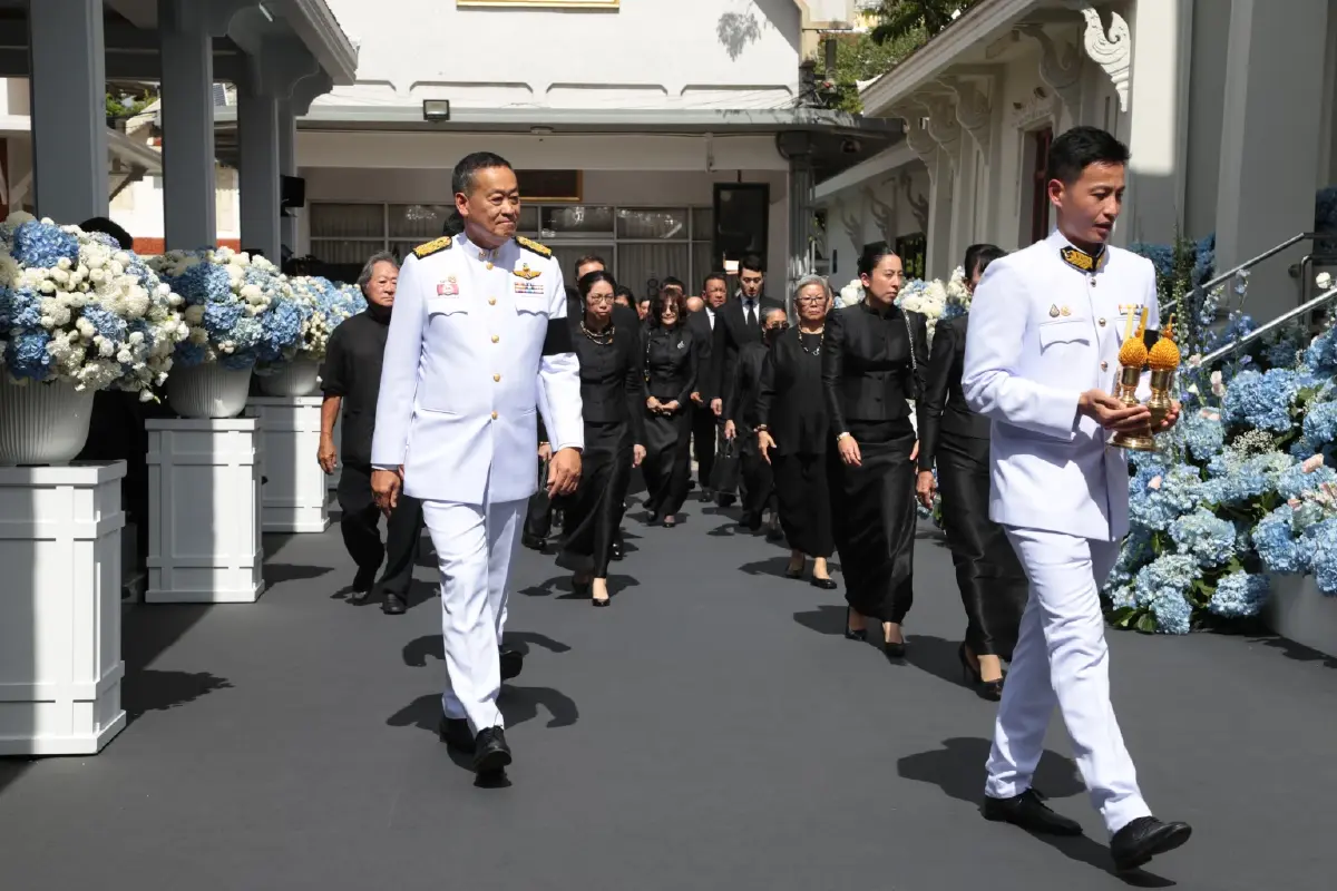โปรดเกล้าฯ"พล.อ.สุรยุทธ์" ประธานองคมนตรี  พระราชทานเพลิงศพ "ชดช้อย ทวีสิน"