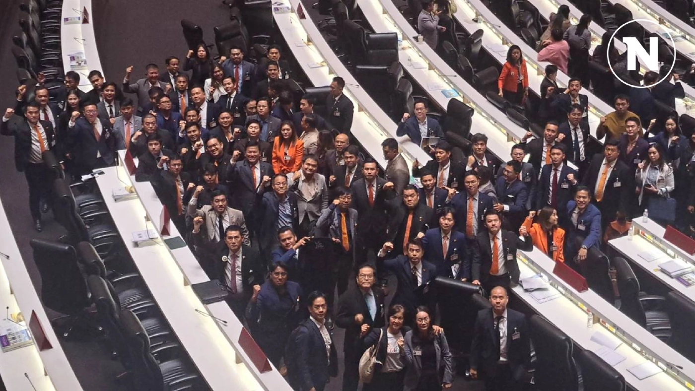 "ชัยธวัช" แจ้ง สส.ก้าวไกล กลางสภาหลังศาลสั่งยุบพรรค ลูกพรรคกอดคอร้องไห้ "ชัยธวัช" แจ้ง สส.ก้าวไกล กลางสภาหลังศาลสั่งยุบพรรค ลูกพรรคกอดคอร้องไห้