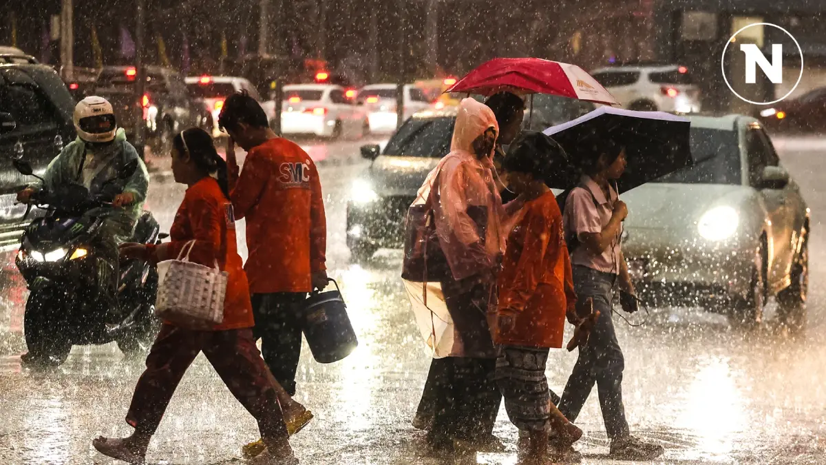 คนกรุง รับมือฝนถล่มร้อยละ 70 เตือน ”เหนือ-อีสาน-ตะวันออก“ ระวังน้ำท่วม คนกรุง รับมือฝนถล่มร้อยละ 70 เตือน ”เหนือ-อีสาน-ตะวันออก“ ระวังน้ำท่วม