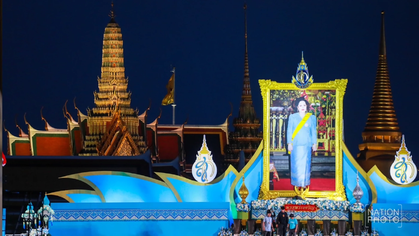 ประดับไฟ เฉลิมพระเกียรติ "พระบรมราชชนนีพันปีหลวง" ตลอดแนวถนนราชดำเนิน