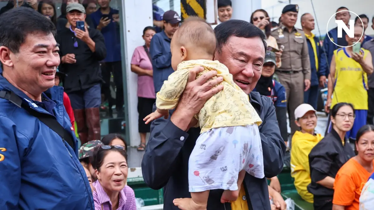 "ทักษิณ" ลุยน้ำแจกถุงยังชีพ ชาวเชียงราย แห่นั่งเรือท้องแบนมาต้อนรับ