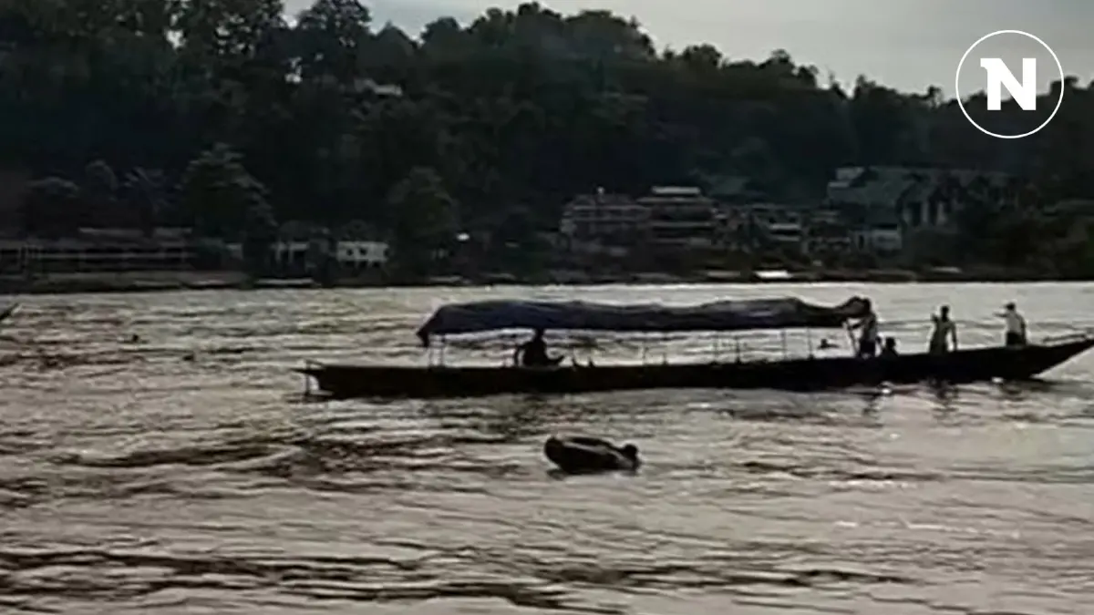 ระทึก เรือขนแรงงานเมียนล่มกลางน้ำโขง สูญหาย 30 ราย (มีคลิป) ระทึก เรือขนแรงงานเมียนล่มกลางน้ำโขง สูญหาย 30 ราย (มีคลิป)