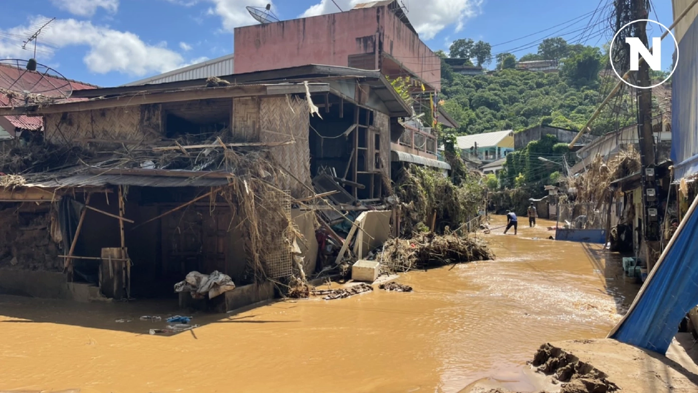 เปิดภาพความเสียหายซอยสายลมจอย ชาวบ้านวอน จนท.ช่วยนำดินออกจากบ้าน เปิดภาพความเสียหายซอยสายลมจอย ชาวบ้านวอน จนท.ช่วยนำดินออกจากบ้าน