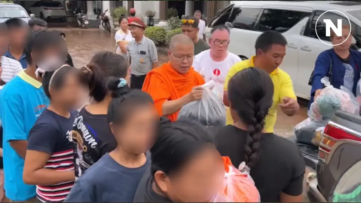 "ว.วชิรเมธี" พระชื่อดังเชียงราย นำของจำเป็นมาแจกชาวบ้าน เพื่อยังชีพ