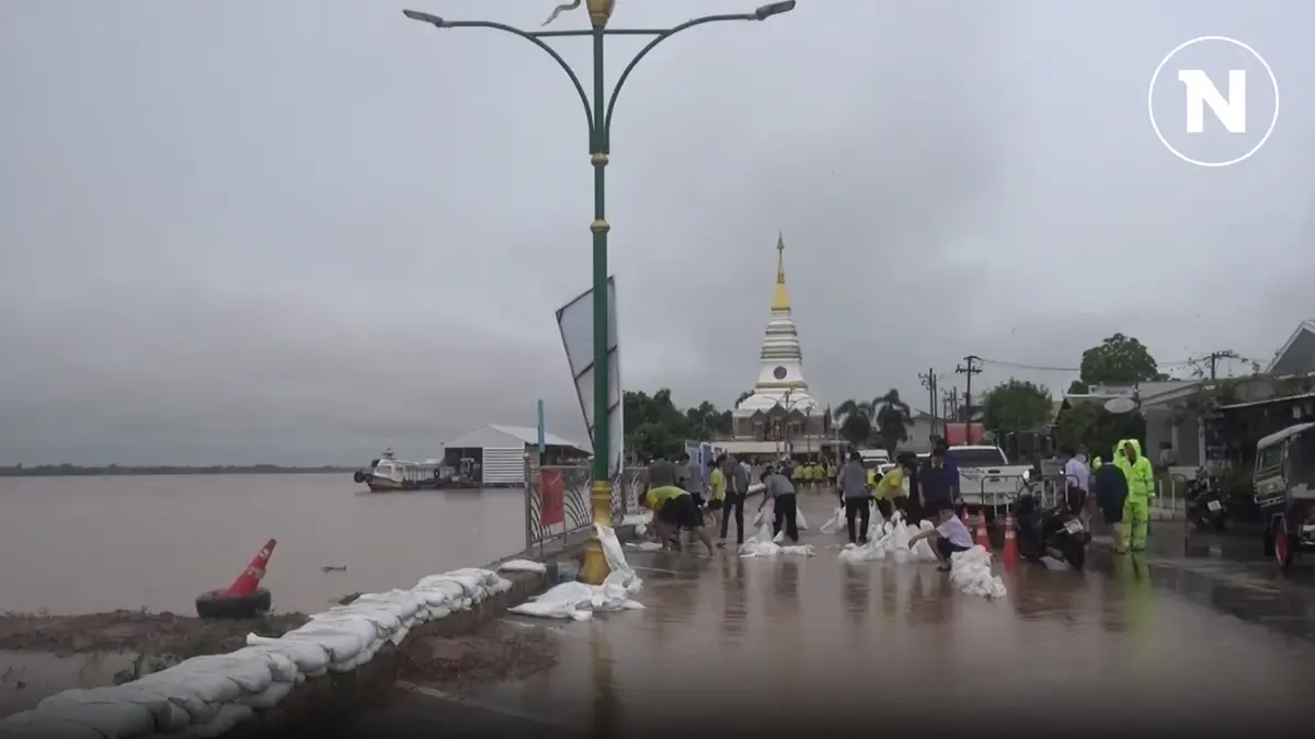เมืองหนองคาย ระดมกระสอบทรายป้องกันเมือง หลังน้ำโขงขึ้นสูงสุดในรอบ 53 ปี เมืองหนองคาย ระดมกระสอบทรายป้องกันเมือง หลังน้ำโขงขึ้นสูงสุดในรอบ 53 ปี