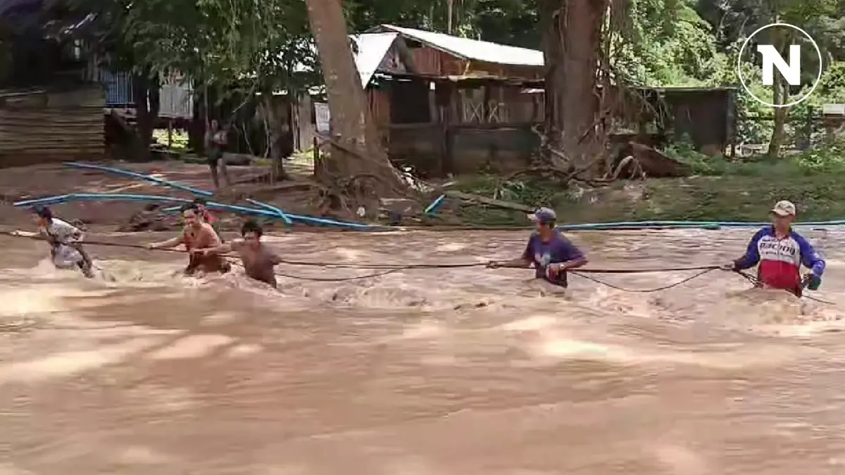 สุุดทรหด! น้ำป่าถล่ม รร.ที่แม่สะเรียงกลางดึก ครู-เด็ก-ชาวบ้าน ลุยกระแสน้ำขึงสลิงกู้วิกฤต (มีคลิป)