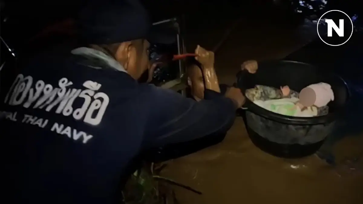 "หน่วยซีล" ช่วย "ทารกน้อย" ออกจากบ้านน้ำท่วมอย่างปลอดภัย