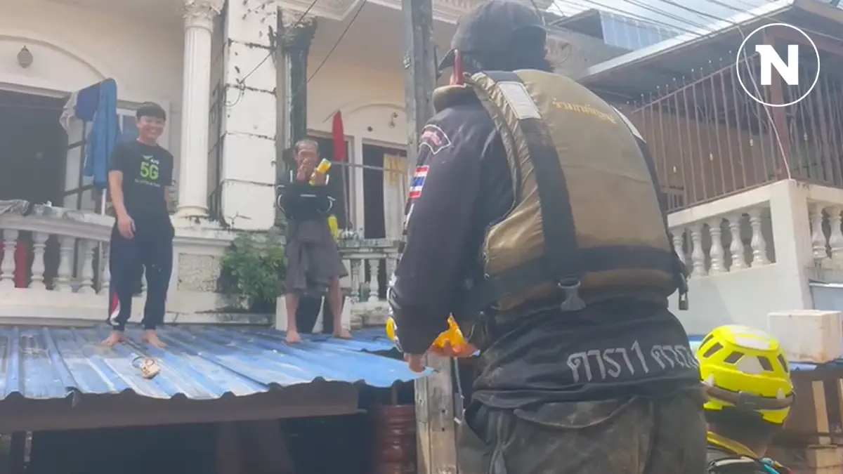 คลิปนาทีช่วยชีวิต! ท๊อป-ไทด์ ฝ่ากระแสน้ำเชี่ยวกราด ช่วยชาวบ้านที่อดอาหารมาแล้ว 3 วัน