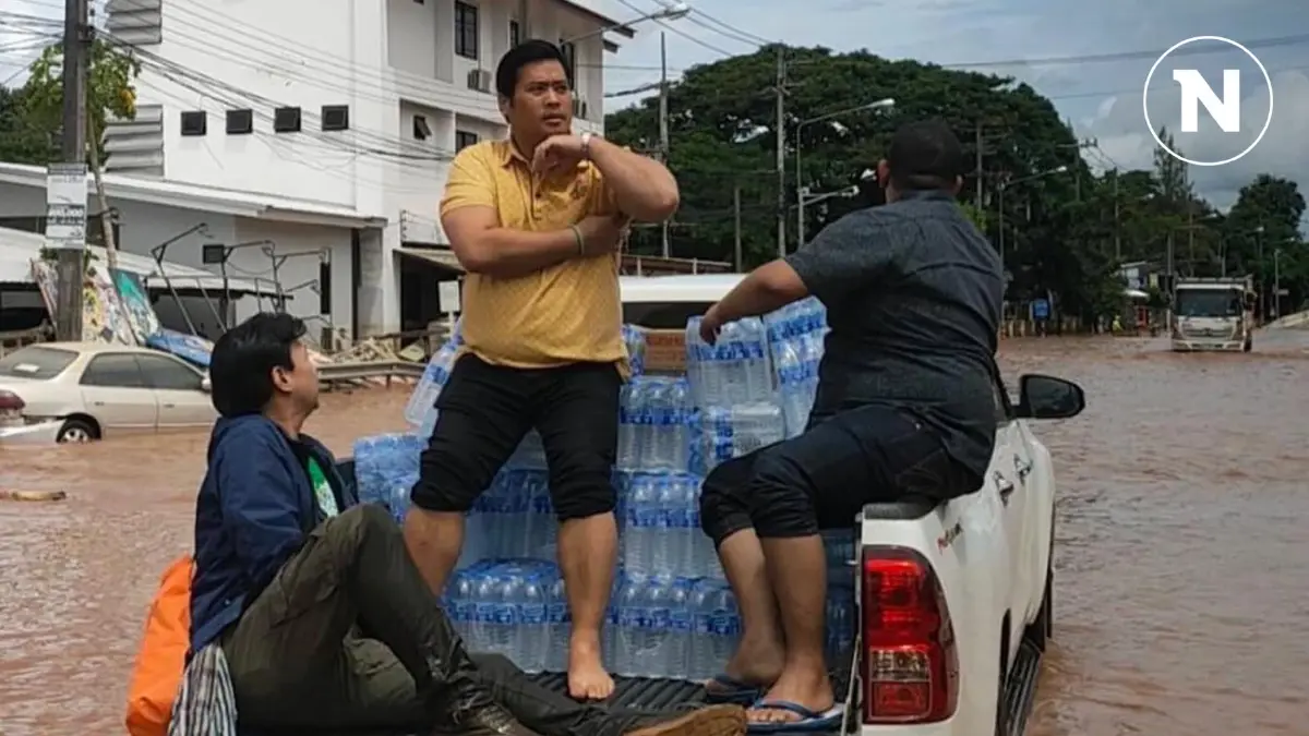 "ท่านอ้น" ขึ้นท้ายกระบะ แจกน้ำ-อาหารช่วยผู้ประสบภัยที่เชียงราย "ท่านอ้น" ขึ้นท้ายกระบะ แจกน้ำ-อาหารช่วยผู้ประสบภัยที่เชียงราย