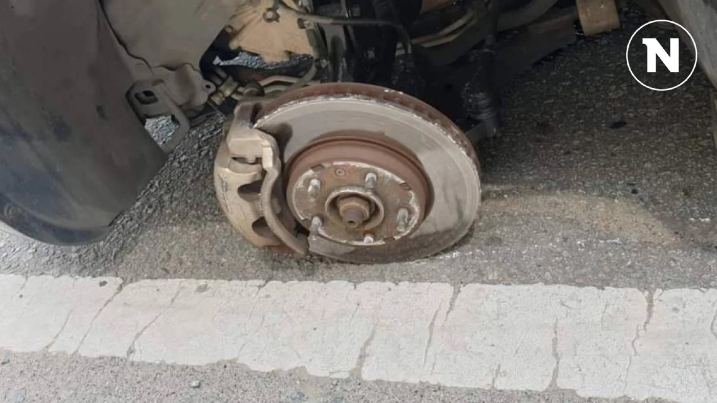 ชื่นชม! ตำรวจน้ำดี ช่วยเหลือสาวขับรถเก๋ง แล้วล้อหลุดบนสะพานข้ามแยก