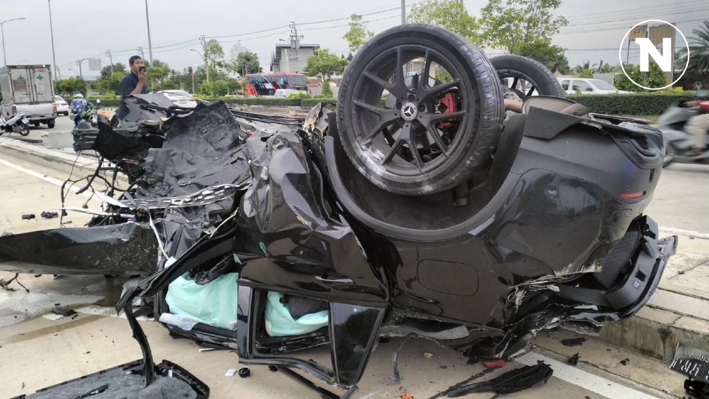 ซิ่งเบนซ์ ดับสยอง 2 ราย รถพังยับ ห้องเครื่องหลุดกระเด็น