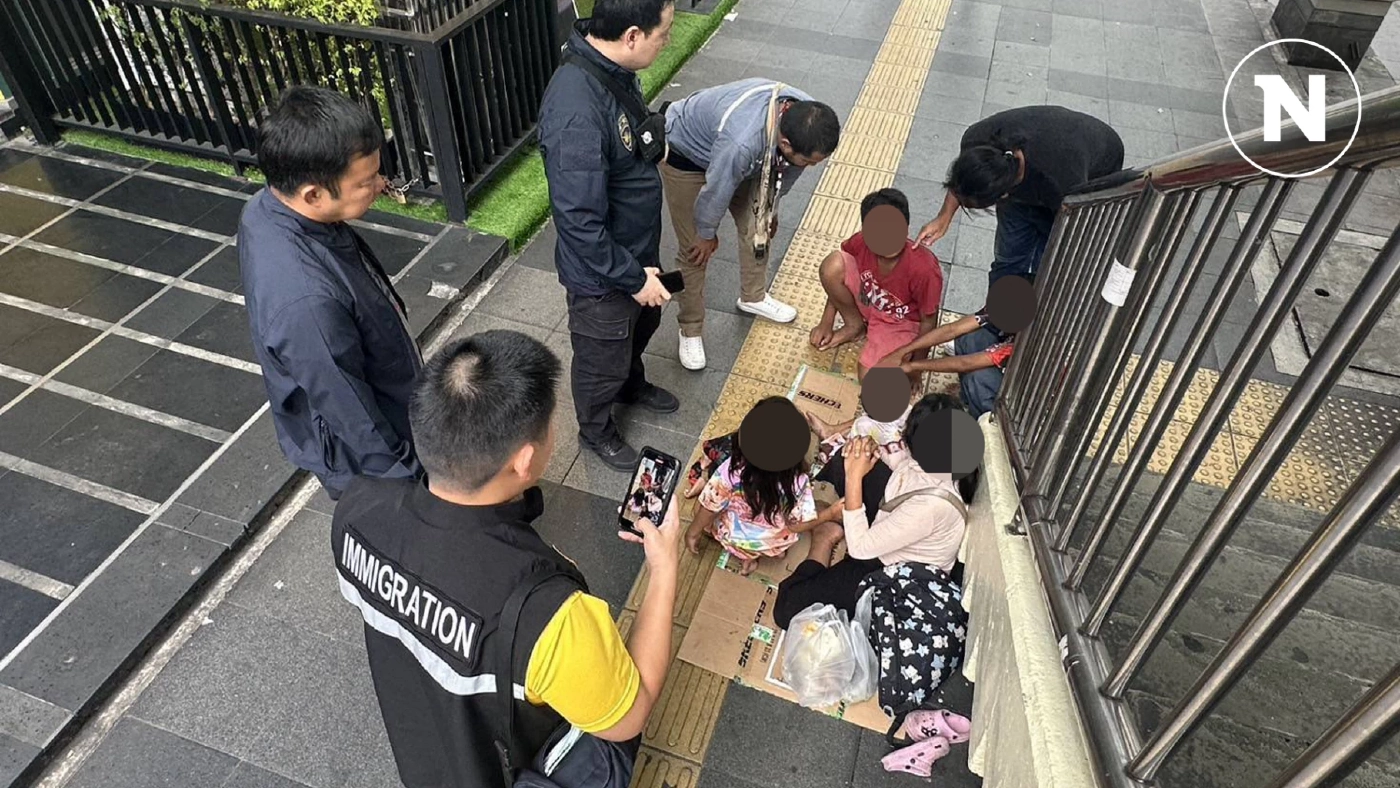 ตม.รวบหญิงกัมพูชา หอบลูก 3 คน นั่งขอทานกลางกรุง อ้างงานสบายรายได้ดี ตม.รวบหญิงกัมพูชา หอบลูก 3 คน นั่งขอทานกลางกรุง อ้างงานสบายรายได้ดี