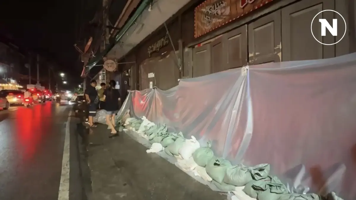 คนริมปิงเร่งกั้นกระสอบทราย ป้องกันร้านค้าบ้านเรือน หลังน้ำปิงเลยจุดวิกฤต