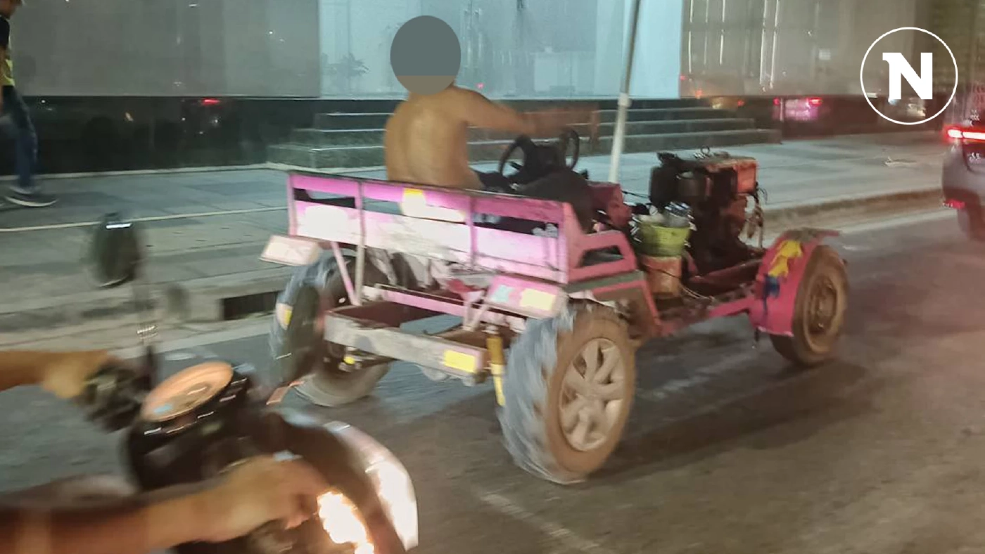 ระทึก! ตร.-ชาวบ้าน ไล่จับหนุ่มซิ่งรถอีแต๊ก ชนแหลกกลางกรุง ก่อนดับปริศนา