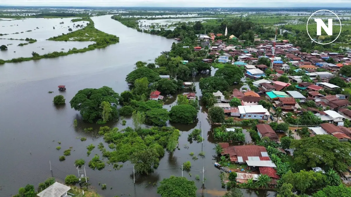 น้ำท่วม อ.ศรีสงคราม เริ่มคลึ่ลาย แต่ประชาชนยังกลับเข้าบ้านไม่ได้