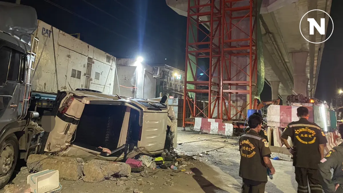 กระบะฝ่าความมืด เหินสะพานข้ามแยกสุขสมานที่กำลังสร้าง ร่วงพังยับทั้งคัน กระบะฝ่าความมืด เหินสะพานข้ามแยกสุขสมานที่กำลังสร้าง ร่วงพังยับทั้งคัน