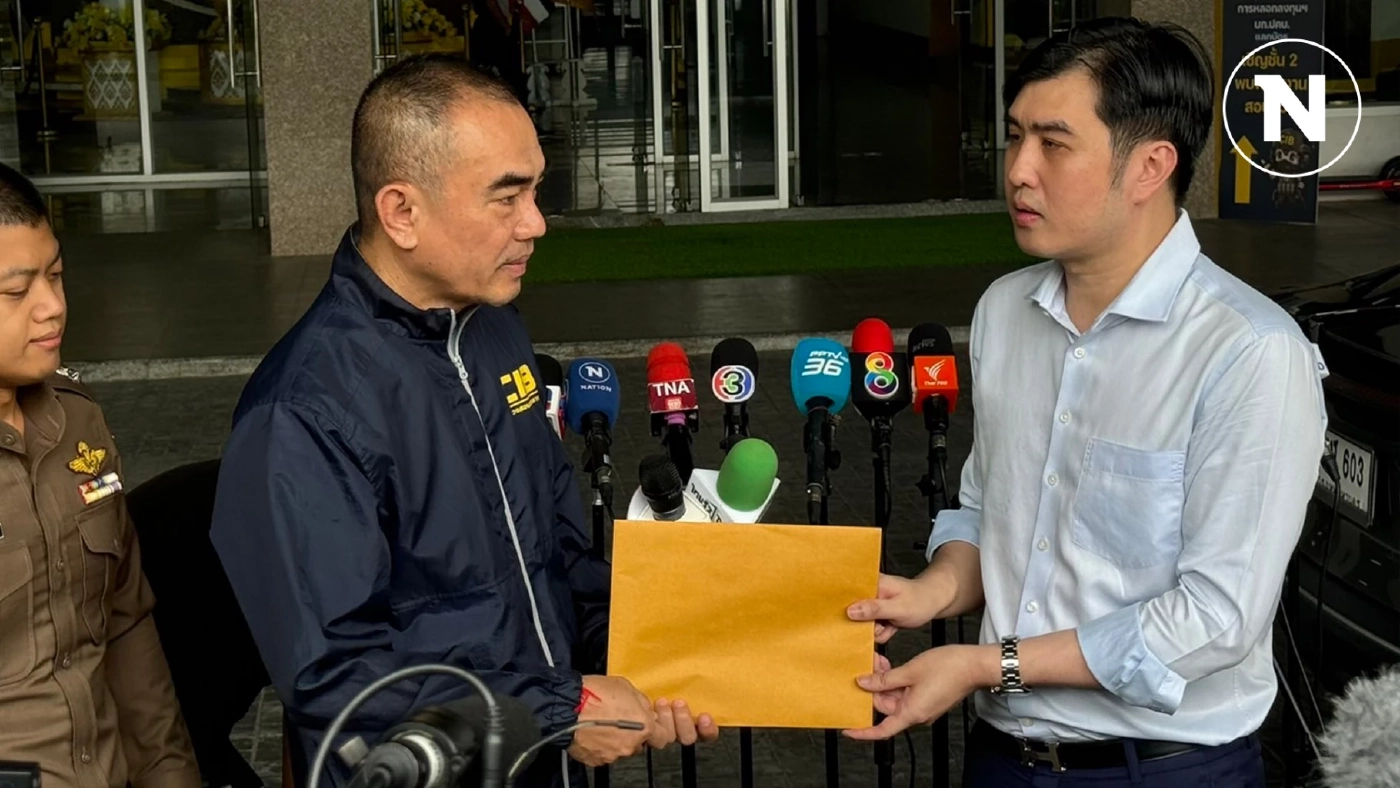 ตัวแทนเหยื่อ "ดิไอคอน" รวม 40 ราย แจ้งความ ปคบ. ถูกหลอกข้ามประเทศ เสียหาย 20 ล. ตัวแทนเหยื่อ "ดิไอคอน" รวม 40 ราย แจ้งความ ปคบ. ถูกหลอกข้ามประเทศ เสียหาย 20 ล.