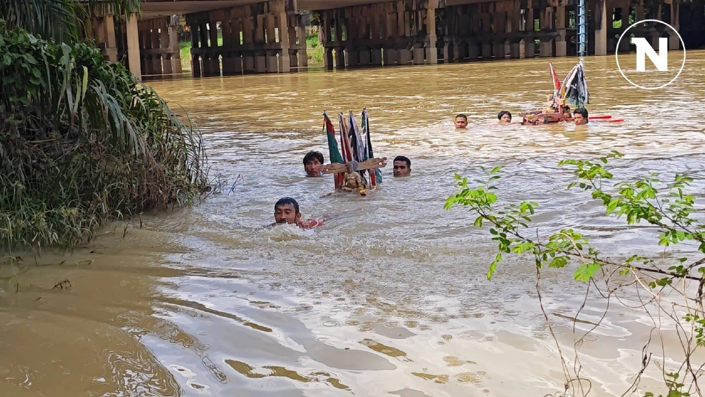 1 ปีมีครั้งเดียว หามเกี้ยวพระลุยข้ามแม่น้ำตรัง สืบสานเทศกาลกินเจ 1 ปีมีครั้งเดียว หามเกี้ยวพระลุยข้ามแม่น้ำตรัง สืบสานเทศกาลกินเจ