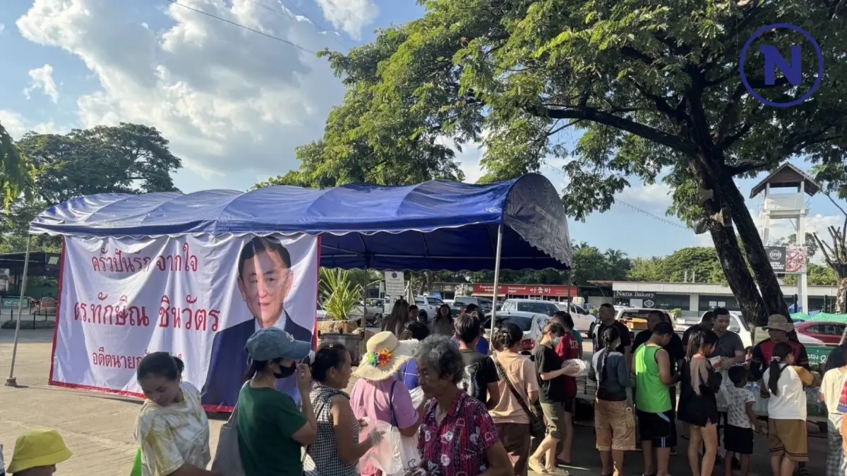 "ทักษิณ-ยิ่งลักษณ์" พร้อม “บ้านชินวัตร” เปิดโรงครัว-แจกถุงยังชีพ (มีคลิป) "ทักษิณ-ยิ่งลักษณ์" พร้อม “บ้านชินวัตร” เปิดโรงครัว-แจกถุงยังชีพ (มีคลิป)