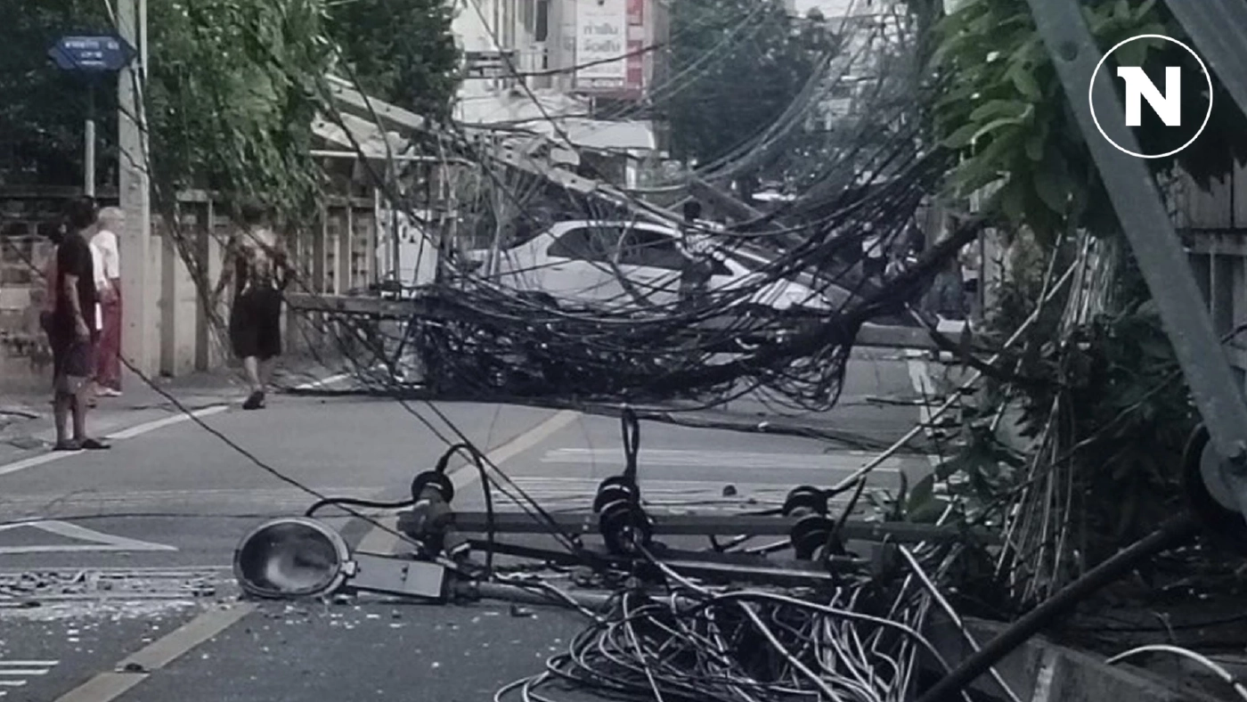 หนุ่มซิ่งเก๋งเสียหลักชนเสาไฟฟ้าย่านลาดพร้าว ตูมเดียวหักโค่น 12 ต้น