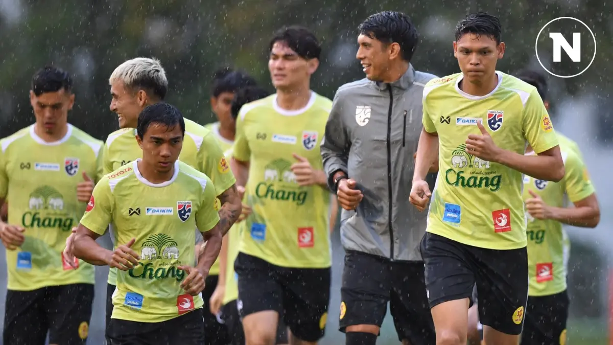 ทีมชาติไทยซ้อมกลางสายฝนก่อนลุย "คิงส์คัพ" แฟนบอลแห่ชมเพียบ