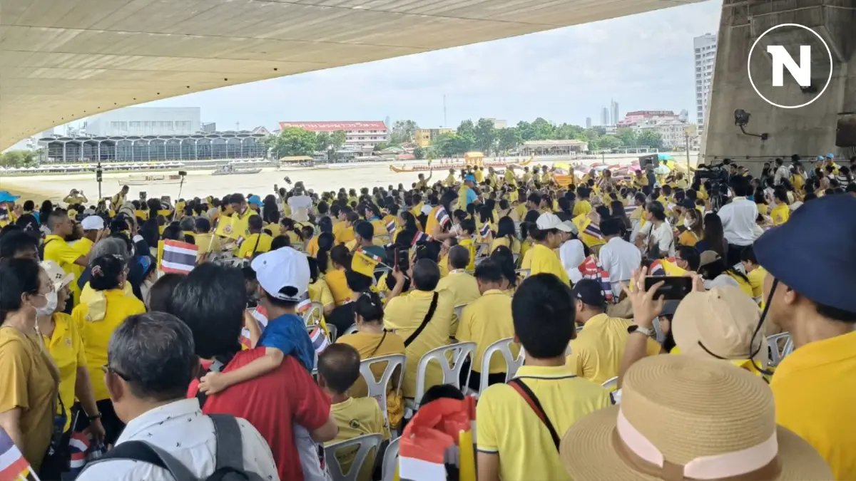 ประชาชนแห่จับจองพื้นที่รอชมความสง่างาม "ขบวนพยุหยาตราทางชลมารค" ประชาชนแห่จับจองพื้นที่รอชมความสง่างาม "ขบวนพยุหยาตราทางชลมารค"