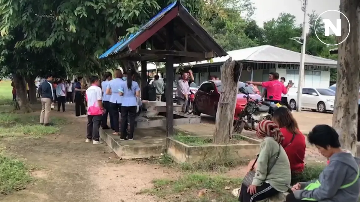 ผปค.มาเต็ม รร. รอฟังข่าวไฟไหม้รถบัส ผู้ว่าฯ อุทัย ลงพื้นที่ประสานงานเอง ผปค.มาเต็ม รร. รอฟังข่าวไฟไหม้รถบัส ผู้ว่าฯ อุทัย ลงพื้นที่ประสานงานเอง