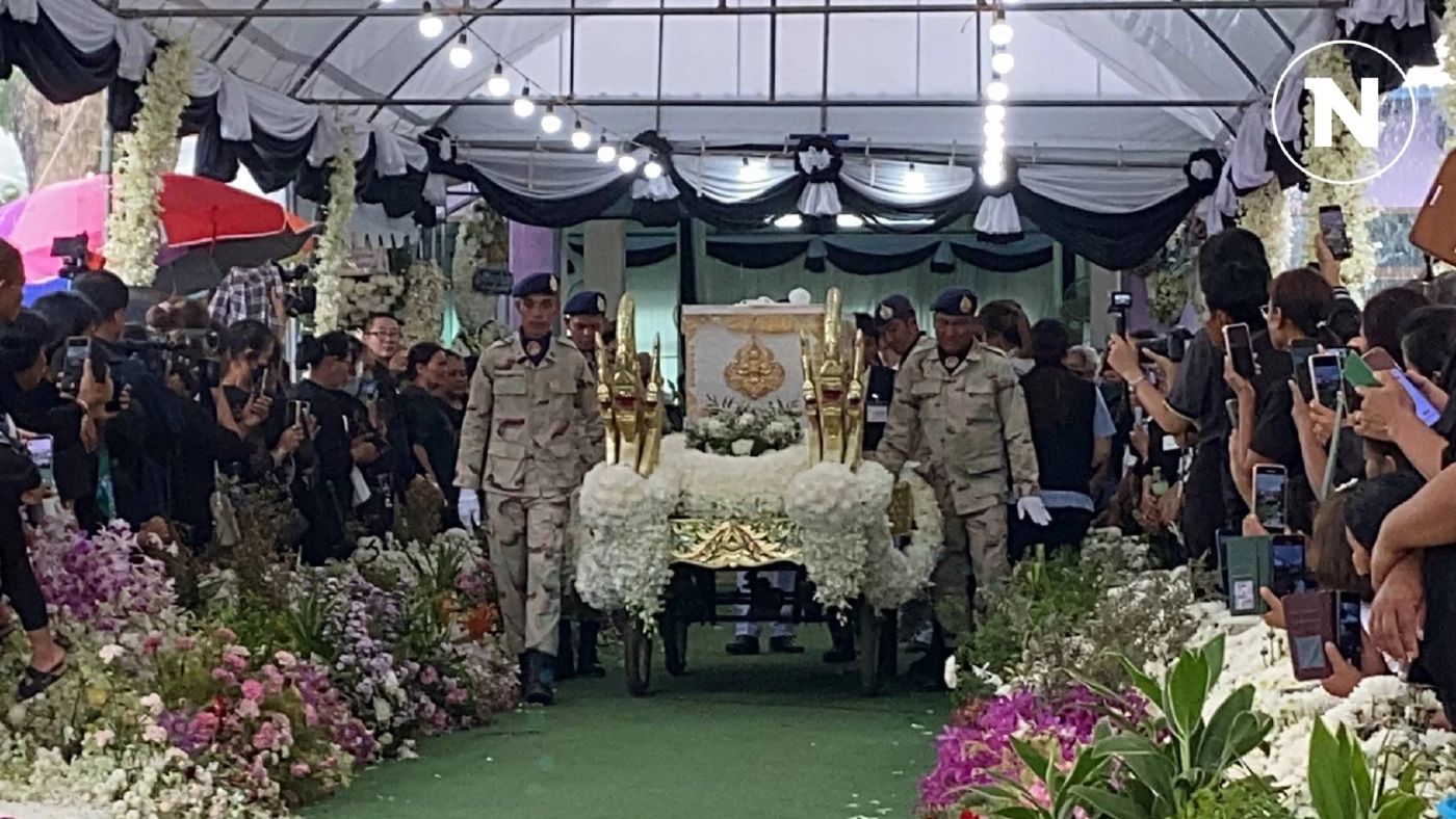 คนนับหมื่นร่วมส่งร่าง 23 ครู-นร.สู่สวรรค์ ครอบครัวร่ำไห้เคลื่อนร่างไปประกอบพิธี คนนับหมื่นร่วมส่งร่าง 23 ครู-นร.สู่สวรรค์ ครอบครัวร่ำไห้เคลื่อนร่างไปประกอบพิธี