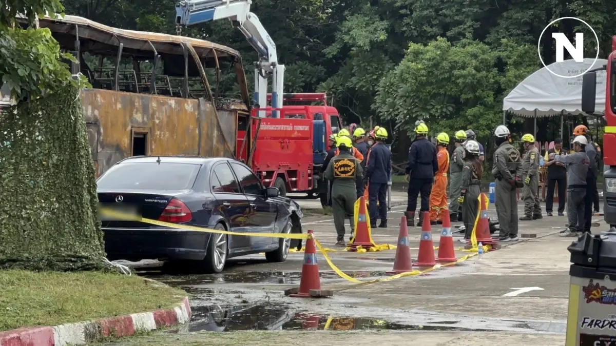 ปชช.นำดอกไม้ นม ขนม วางไว้อาลัยเหตุรถบัสไฟไหม้