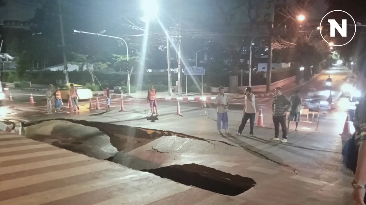 ผวา ถนนทรุดตัว เป็นหลุมกว้าง "แยกเกษะโกมล" โปรดหลีกเลี่ยงเส้นทาง(ชมคลิป)