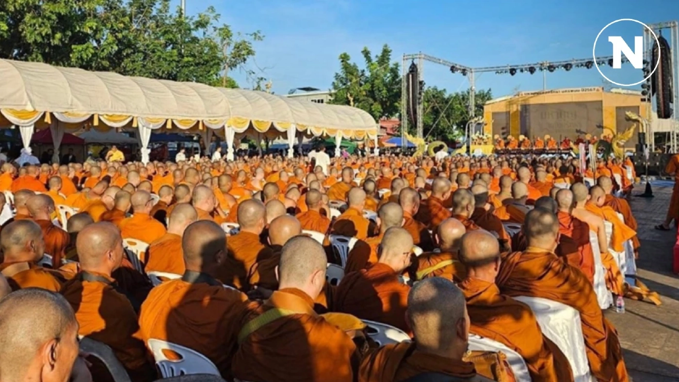 ทัวร์ลงฉ่ำ ! นิมนต์พระ 1 พันรูป งานมหาบุญริมโขง ปล่อยนั่งตากแดดจนเหงื่อชุ่ม