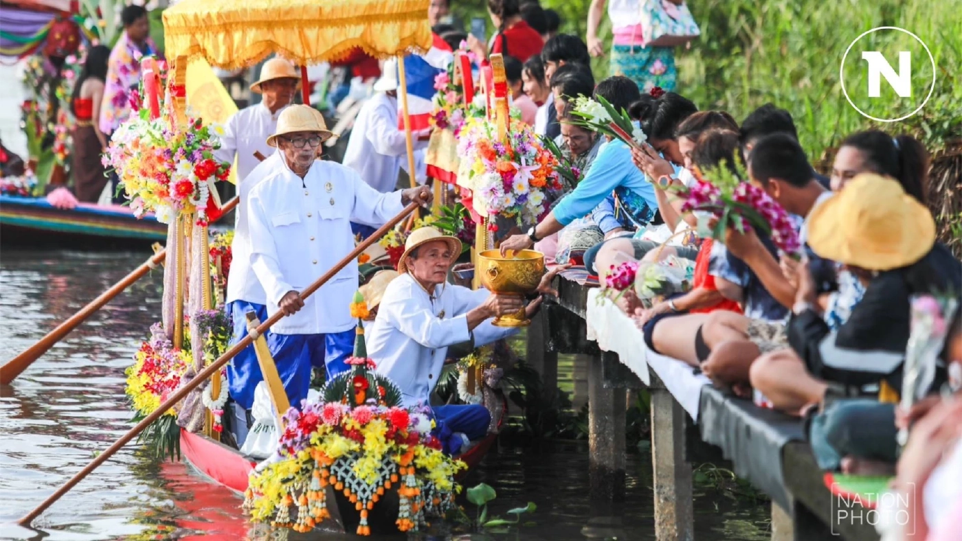 พุทธศาสนิกชน ร่วมสืบสานประเพณี "ตักบาตรพระร้อยทางเรือ" ประจำปี 2567