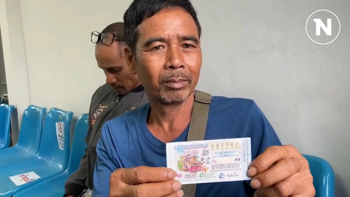 ขอแบ่งรางวัลที่ 1 พ่อค้าลอตเตอรี่หัวใส แอบใส่ชื่อตัวเองด้านหลัง