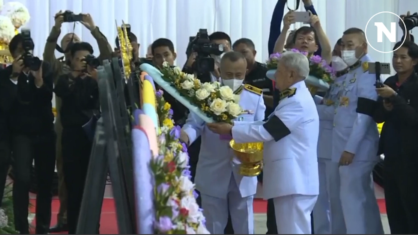 ในหลวง-ราชินี พระราชทานมาลาหลวง 23 ครู-นร.เสียชีวิตเหตุไฟไหม้รถบัส ในหลวง-ราชินี พระราชทานมาลาหลวง 23 ครู-นร.เสียชีวิตเหตุไฟไหม้รถบัส