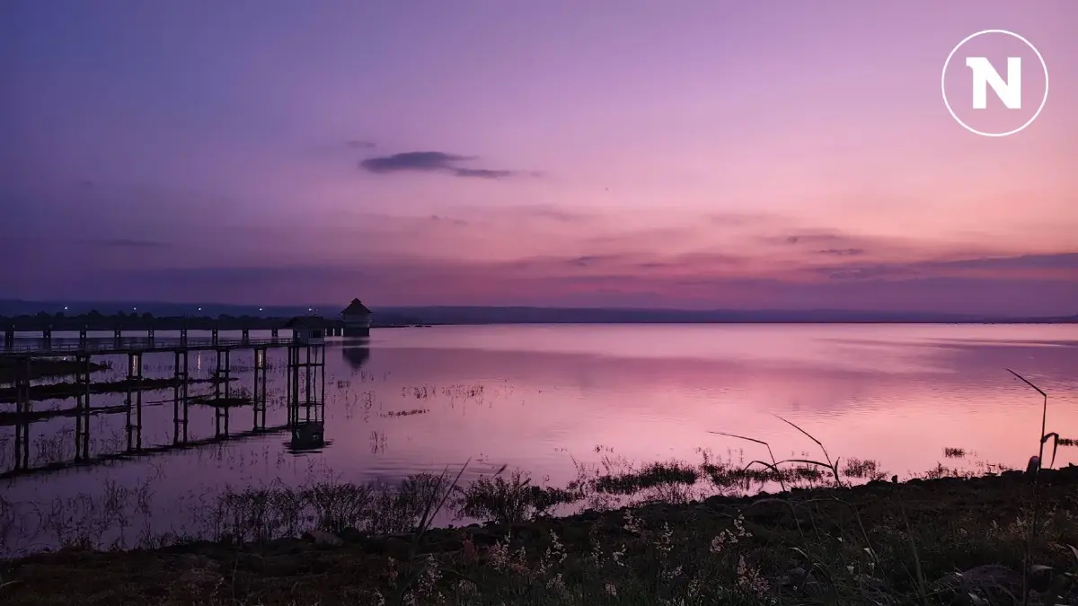 เปิดภาพท้องฟ้าสีชมพู สะท้อนผืนน้ำสวยงาม ที่เขื่อนลำแชะ โคราช