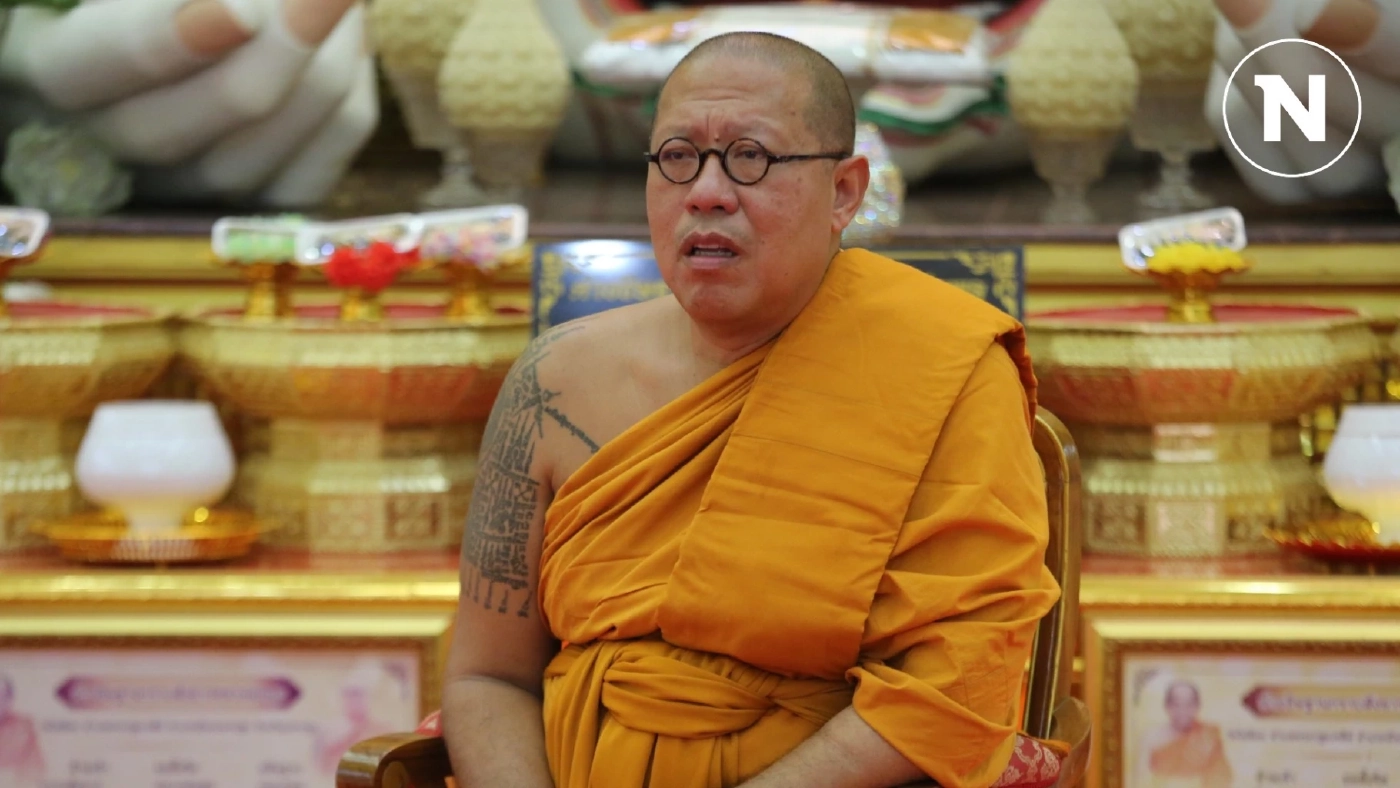 “หลวงพี่น้ำฝน” ยอมรับ ชายปริศนาโดดถีบ “พระปีนเสา” คือลูกศิษย์