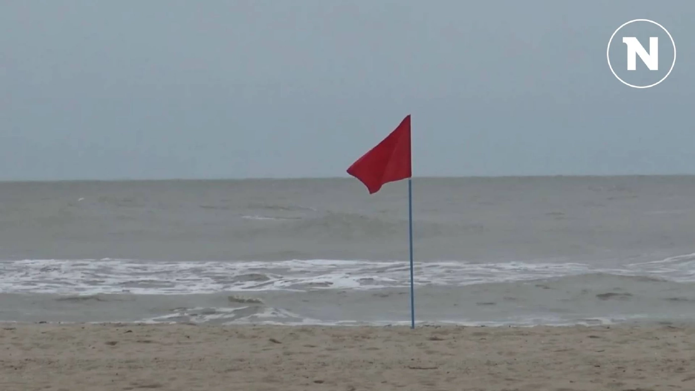 ปักธงแดง "หาดชลาทัศน์-สมิหลา" เตือนคลื่นลมแรง ห้ามลงเล่นน้ำทะเลเด็ดขาด ปักธงแดง "หาดชลาทัศน์-สมิหลา" เตือนคลื่นลมแรง ห้ามลงเล่นน้ำทะเลเด็ดขาด