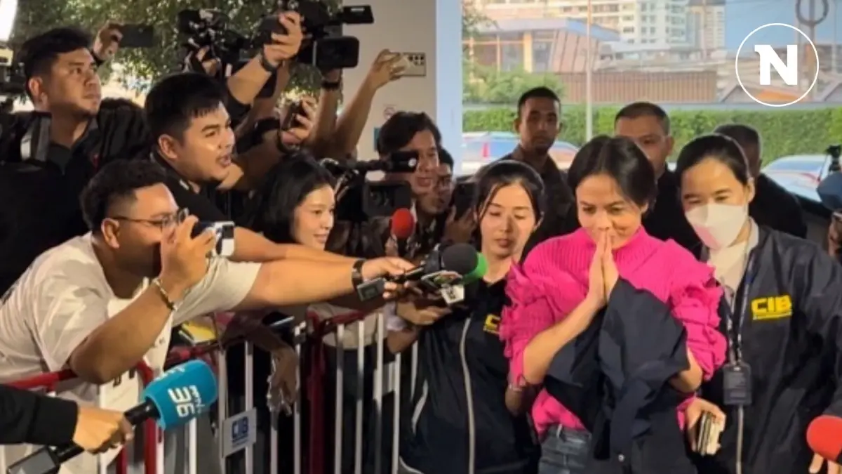 คุมตัว "เจ๊พัช" ถึงกองปราบ เจ้าตัวยิ้มกว้าง ยกมือไหว้สื่อ คุมตัว "เจ๊พัช" ถึงกองปราบ เจ้าตัวยิ้มกว้าง ยกมือไหว้สื่อ