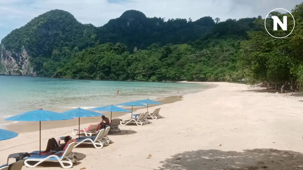 ชาวบ้าน บุกที่ว่าการอำเภอ ขอเจรจาค้าขายริมหาดฝรั่งเกาะมุก