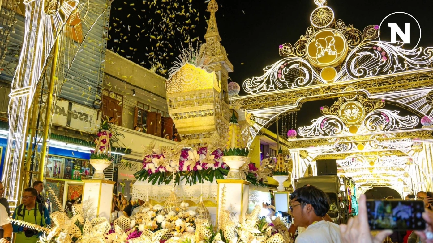 นักท่องเที่ยวแน่น จองพื้นที่ชมขบวนแห่ "สะเปา" ในงานยี่เป็งเชียงใหม่ 2567