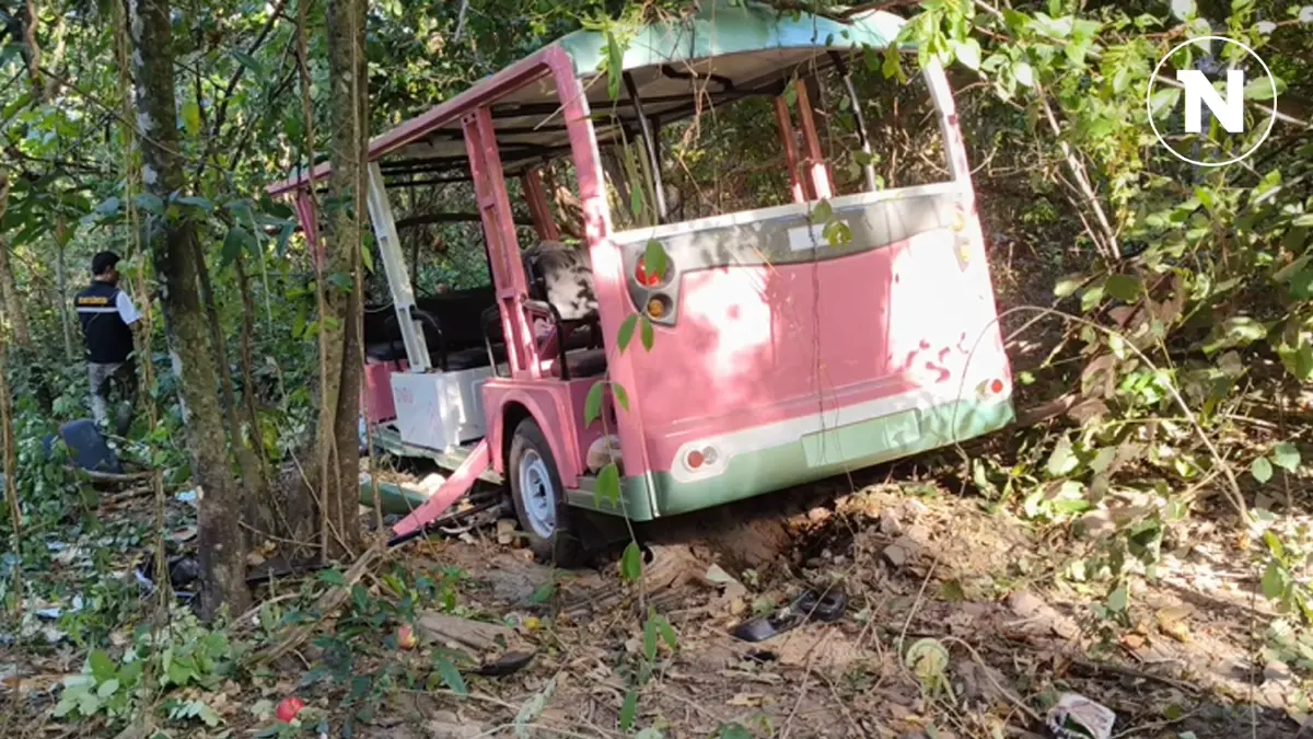 สลด! รถรางไฟฟ้าพาผู้แสวงบุญวัดพระธาตุภูเพ็ก พุ่งตกไหล่ทาง สาว 16 ดับ เจ็บระนาว 25