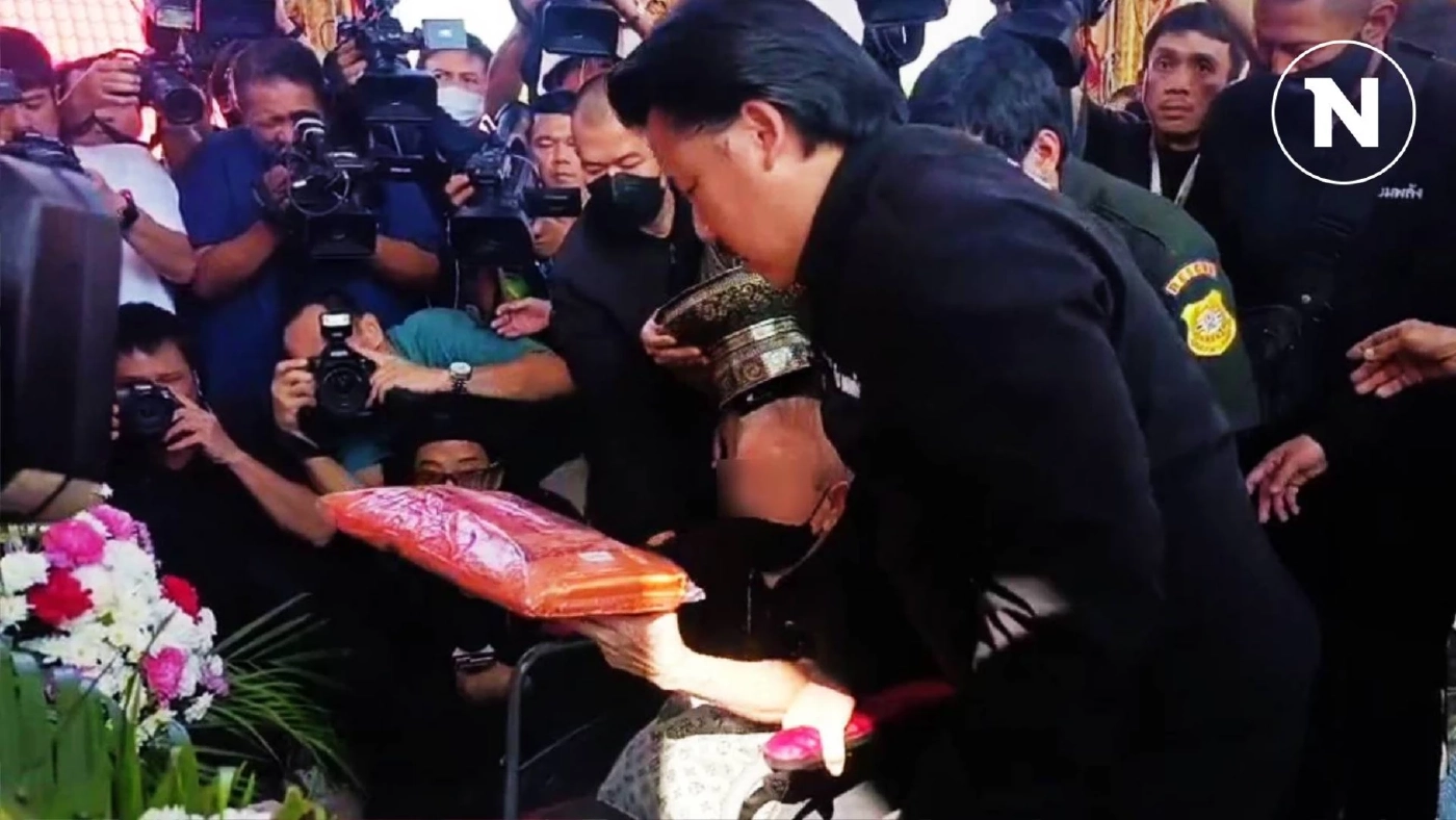 ยายวางดอกไม้จันทน์ก่อนเผาร่าง "แบงค์ เลสเตอร์" ส่งวิญญาณหลานรัก