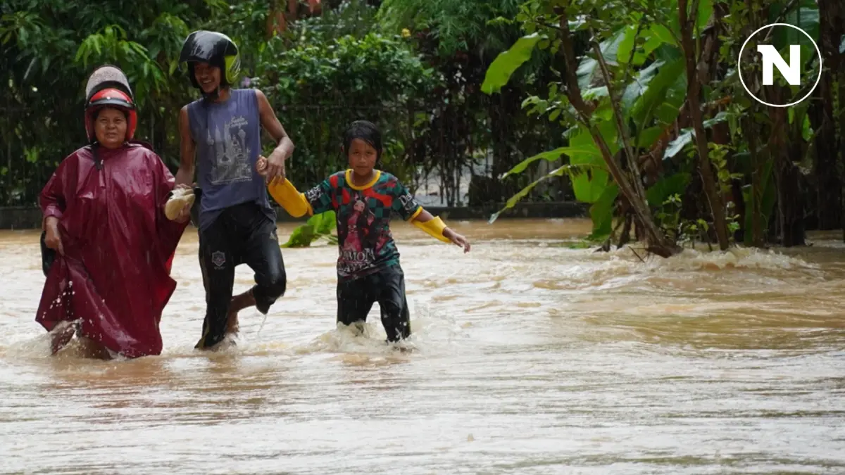 ชาวบ้านท่าเหนาะ 100 กว่าครัวเรือน ถูกน้ำล้อม อพยพไม่ทัน รอคอยความช่วยเหลือ ชาวบ้านท่าเหนาะ 100 กว่าครัวเรือน ถูกน้ำล้อม อพยพไม่ทัน รอคอยความช่วยเหลือ