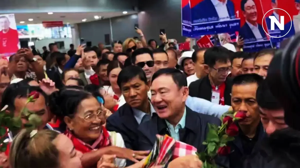 เสื้อแดงอุบลฯ แห่ต้อนรับ "ทักษิณ" ล้นสนามบิน ช่วยหาเสียงนายก อบจ.อุบลฯ