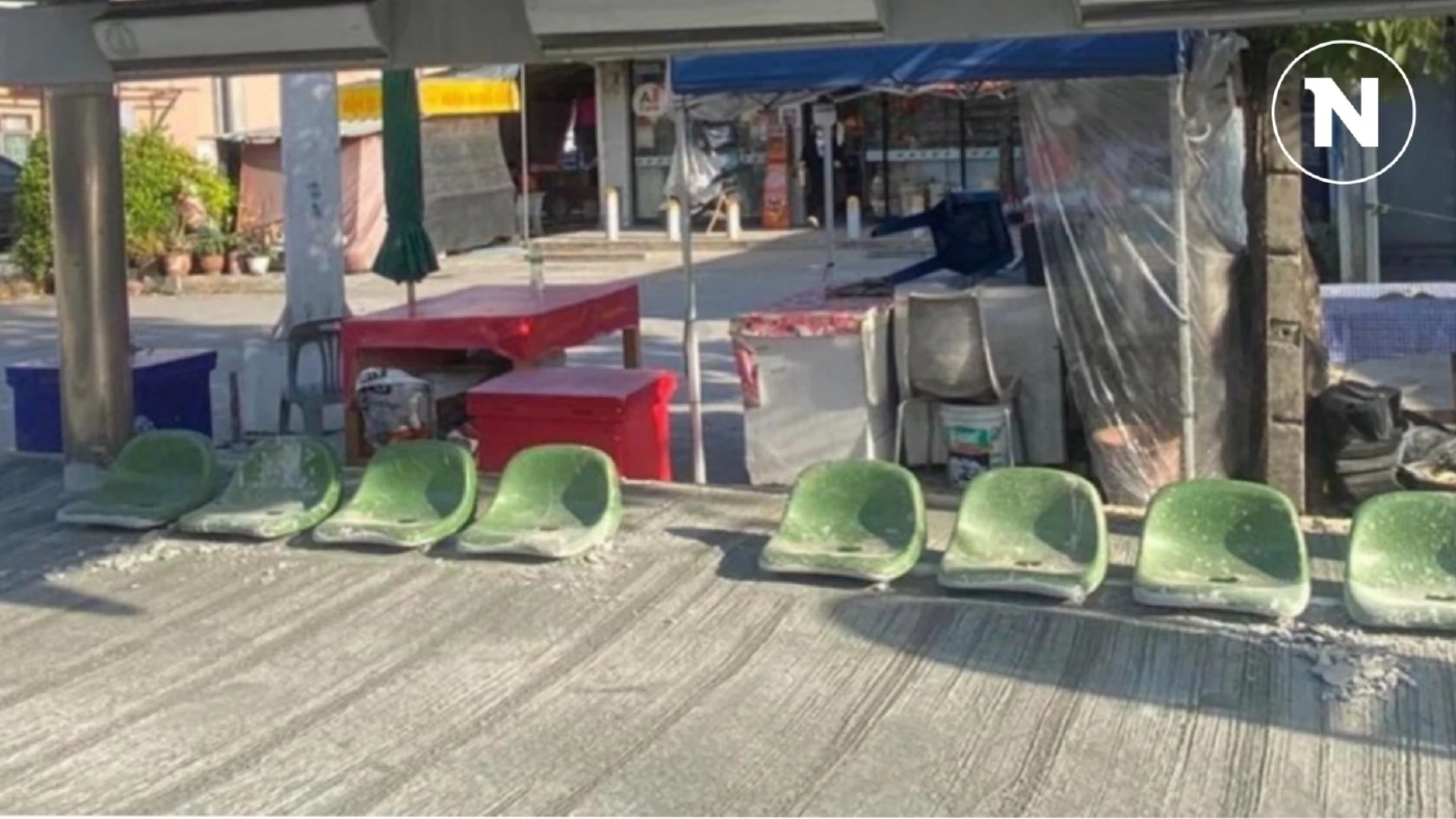 ถอดแล้ว เก้าอี้ป้ายรถเมล์ หลังดราม่า เทปูนยกทางเท้าเสมอเก้าอี้