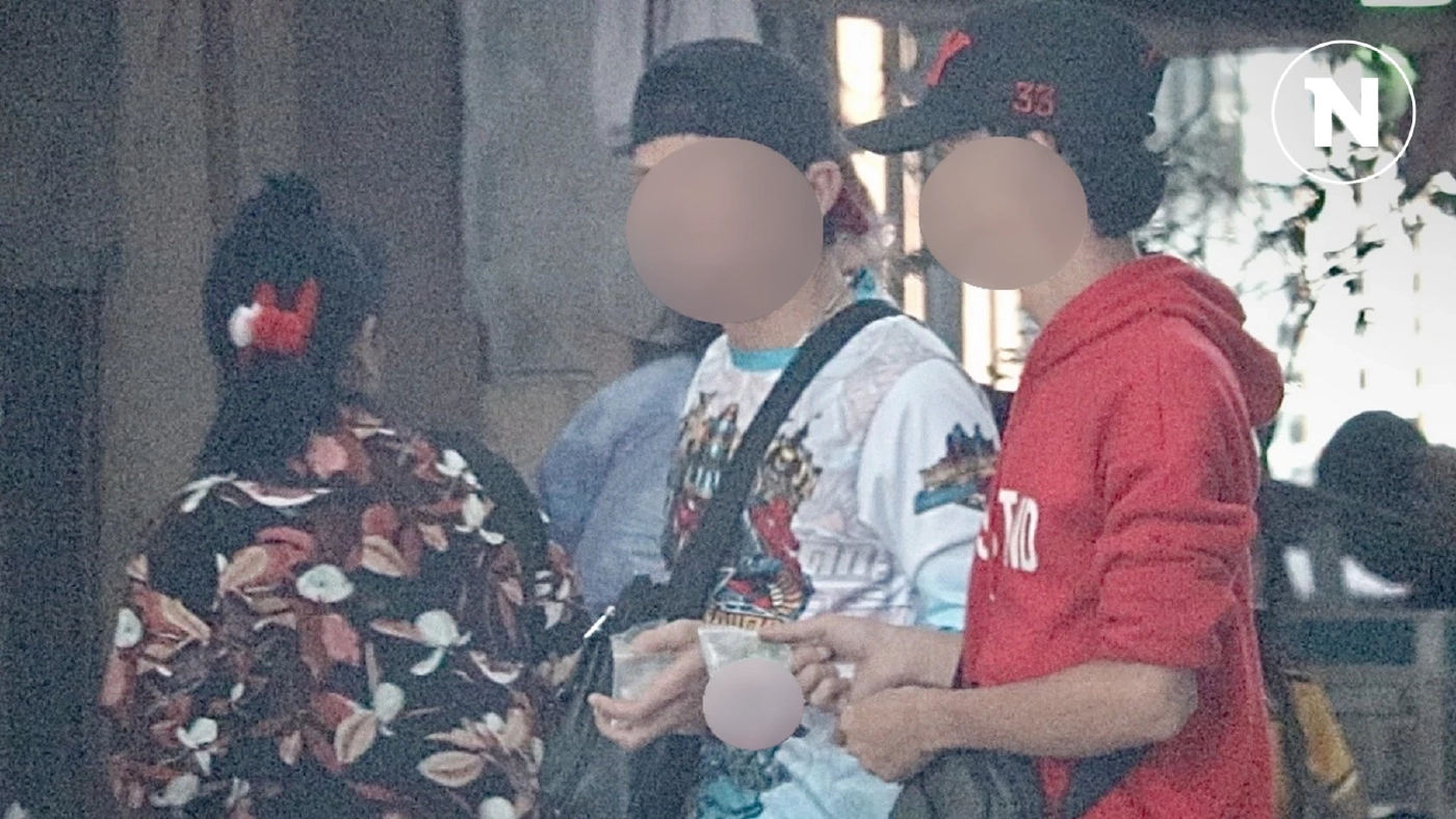 อห.! พัทยามันร้าย ซื้อขายยากันอย่างตลาดสด งานนี้ชาวบ้านเห็นแต่ จนท.ไม่เห็น (มีคลิป) อห.! พัทยามันร้าย ซื้อขายยากันอย่างตลาดสด งานนี้ชาวบ้านเห็นแต่ จนท.ไม่เห็น (มีคลิป)