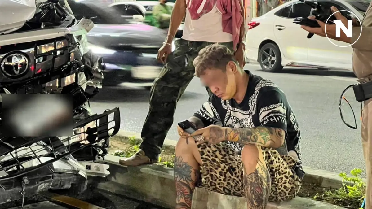 รวบ "หนุ่มจีนตีนผี" ซึ่งรถตู้หรู ชนยับ ดับหนึ่งราย (มีคลิป) รวบ "หนุ่มจีนตีนผี" ซึ่งรถตู้หรู ชนยับ ดับหนึ่งราย (มีคลิป)